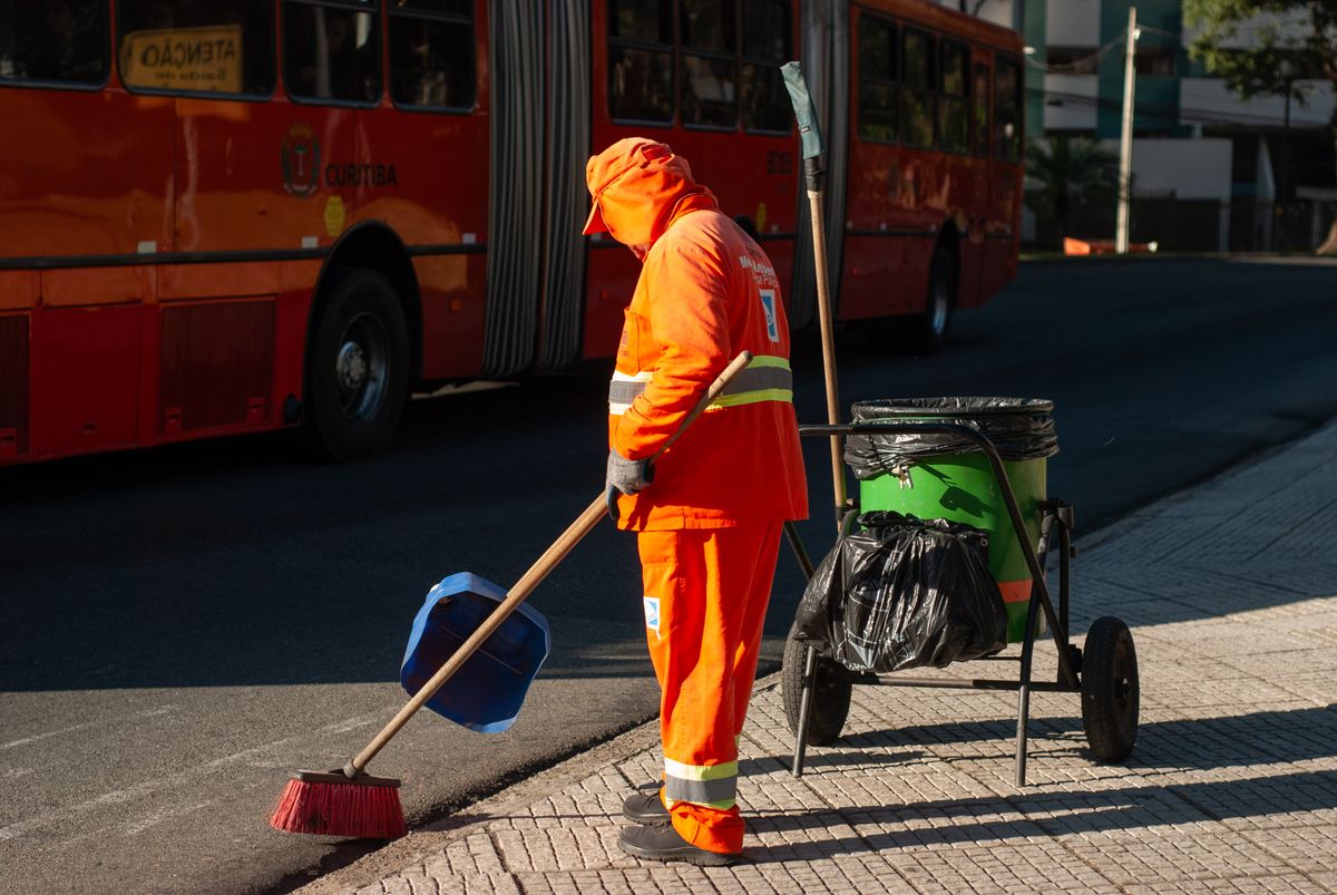 Serviser čisti površinu bazena mrežom